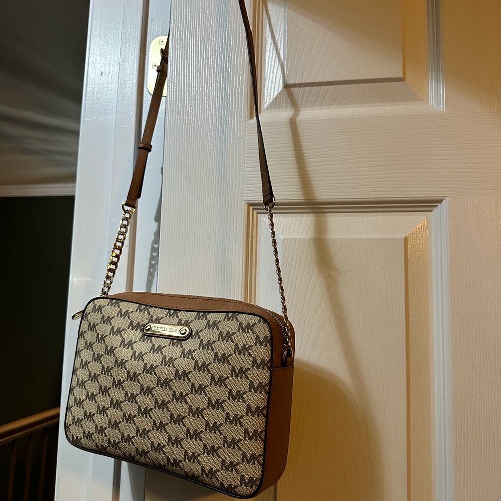 Michael Kors ❤️ jet set large logo Crossbody. In Luggage Tan. Pre❤️Loved